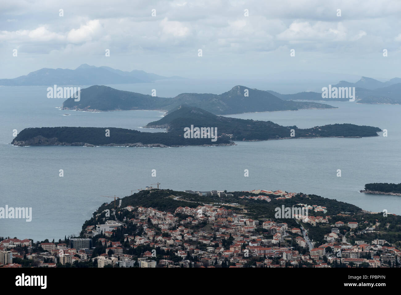 Guardando verso le isole di Elafiti dalla città di Dubrovnik in Croazia. Foto Stock