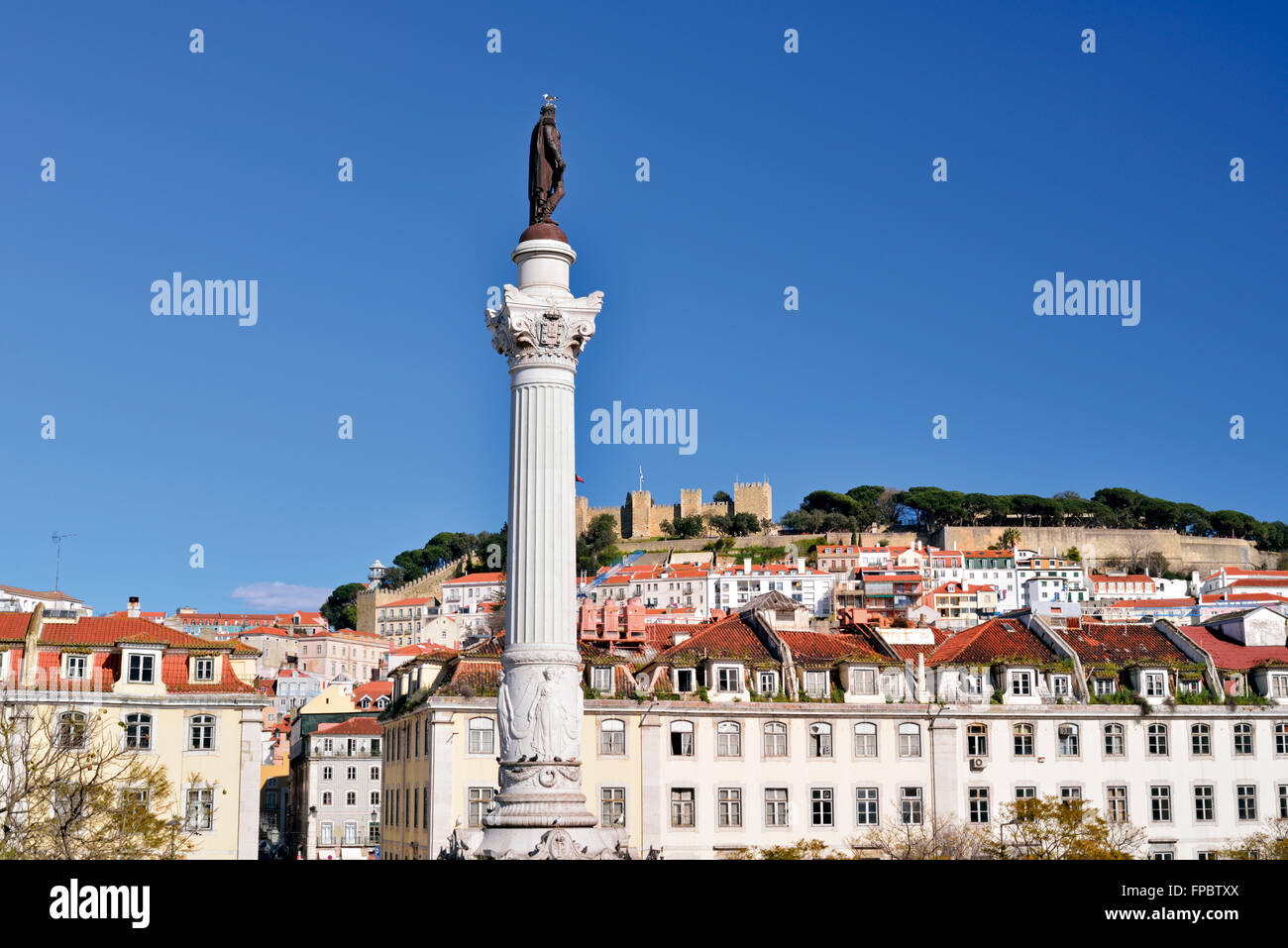 Il Portogallo, Lisbona: la colonna e la statua di Dom Pedro IV a piazza Rossio con castello in background Foto Stock