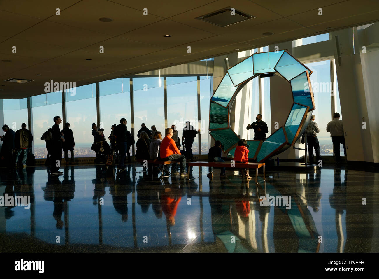Dare guida di introduzione per i visitatori in un Osservatorio mondiale al World Trade Center, Manhattan, New York City, Stati Uniti d'America Foto Stock