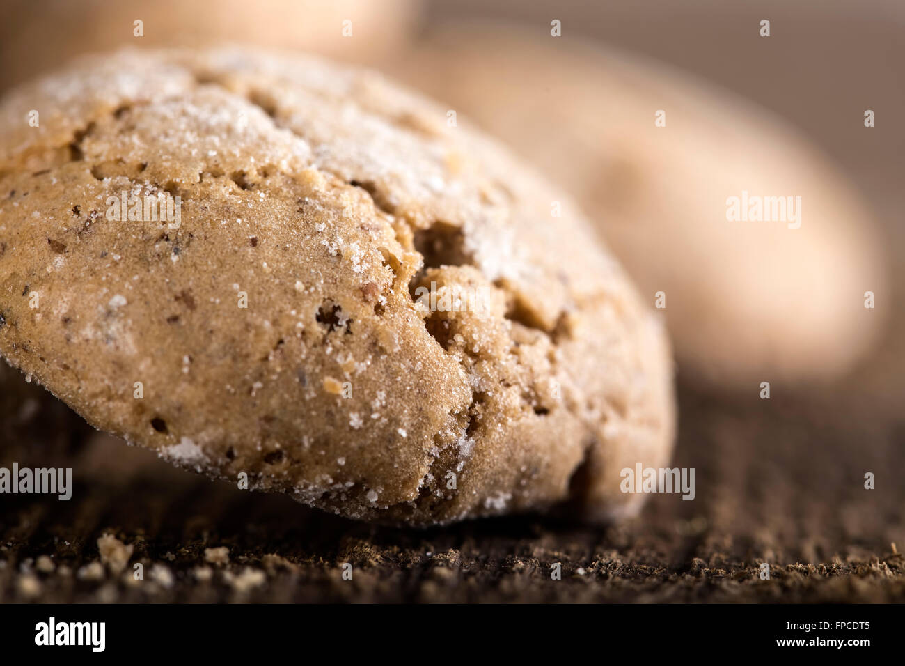 In prossimità di alcuni biscotti di mandorle al buio su un sfondo di legno Foto Stock