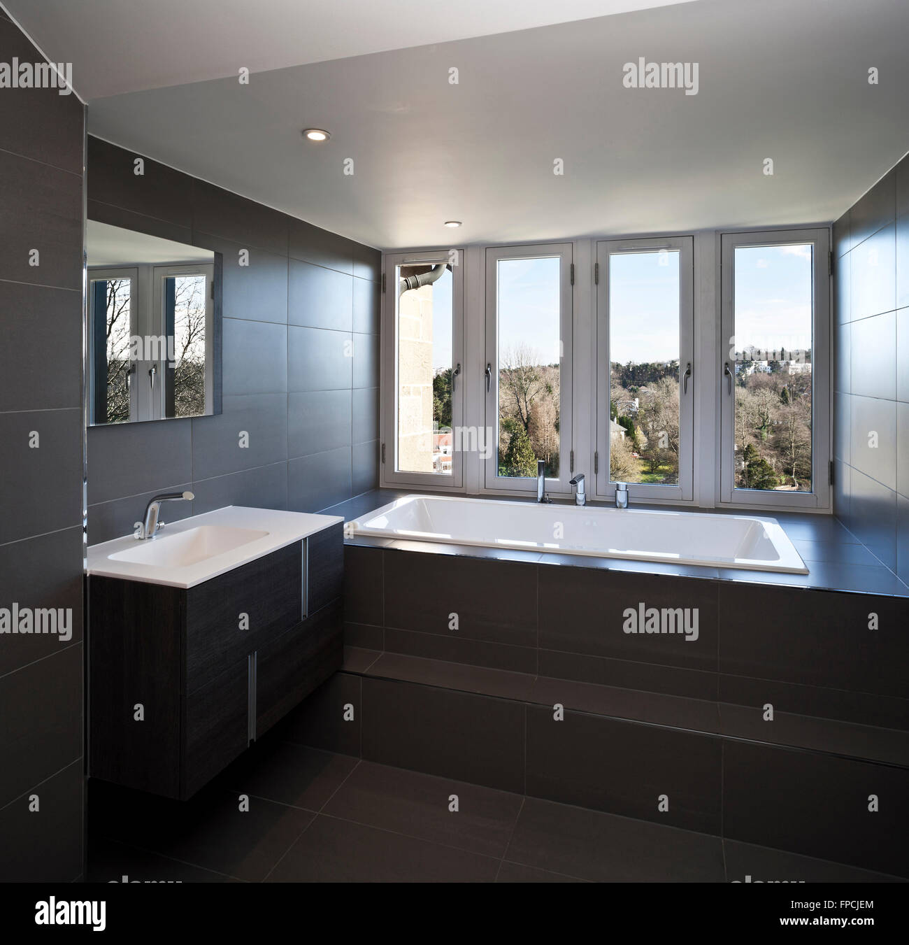 Il bagno di un appartamento di lusso in casa Ledcamernoch Glasgow, comprese le rifiniture di lusso, e mostra come la luce da Windows è stato utilizzato. Foto Stock