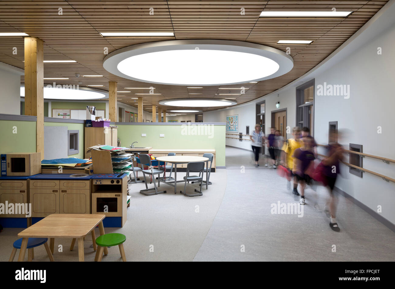 Un corridoio con una area di insegnamento, con alunni di passaggio, all'interno del Port Glasgow Campus condiviso progettato da Archial Norr architetti. Foto Stock