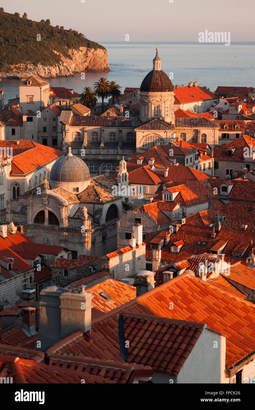 Una vista sui tetti e le cupole di Dubrovnik, verso il mare Adriatico, dalla parete circostante. Foto Stock