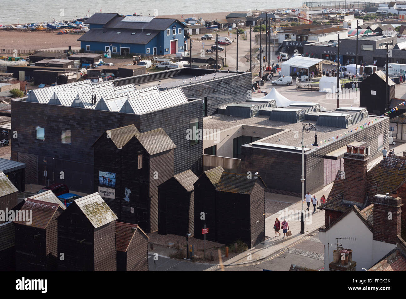 Dall'alto, una vista della Galleria Jerwood Hastings, con la città e sul Canale Inglese come sfondo. Foto Stock