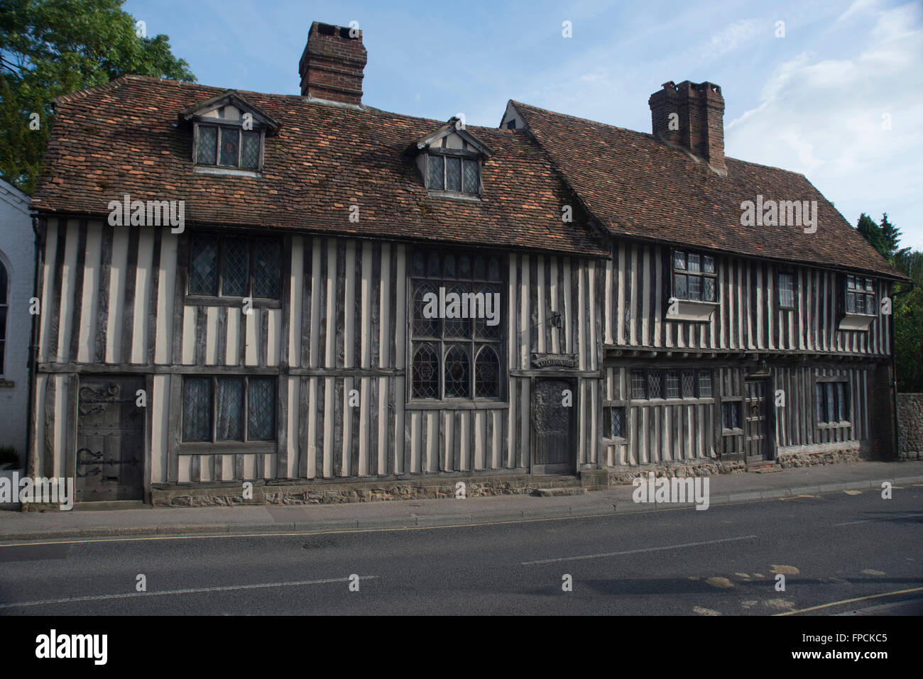 Una vista di uno storico edificio con travi di legno in Kent, con un nero e esterno dipinto di bianco Foto Stock