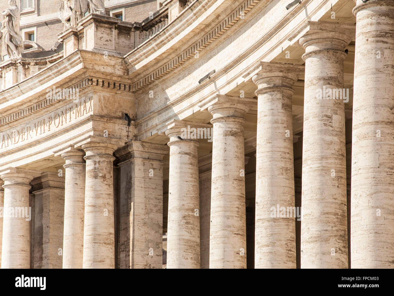 Una vista del Vaticano a Roma, enfasi sui pilastri dell'edificio. Foto Stock