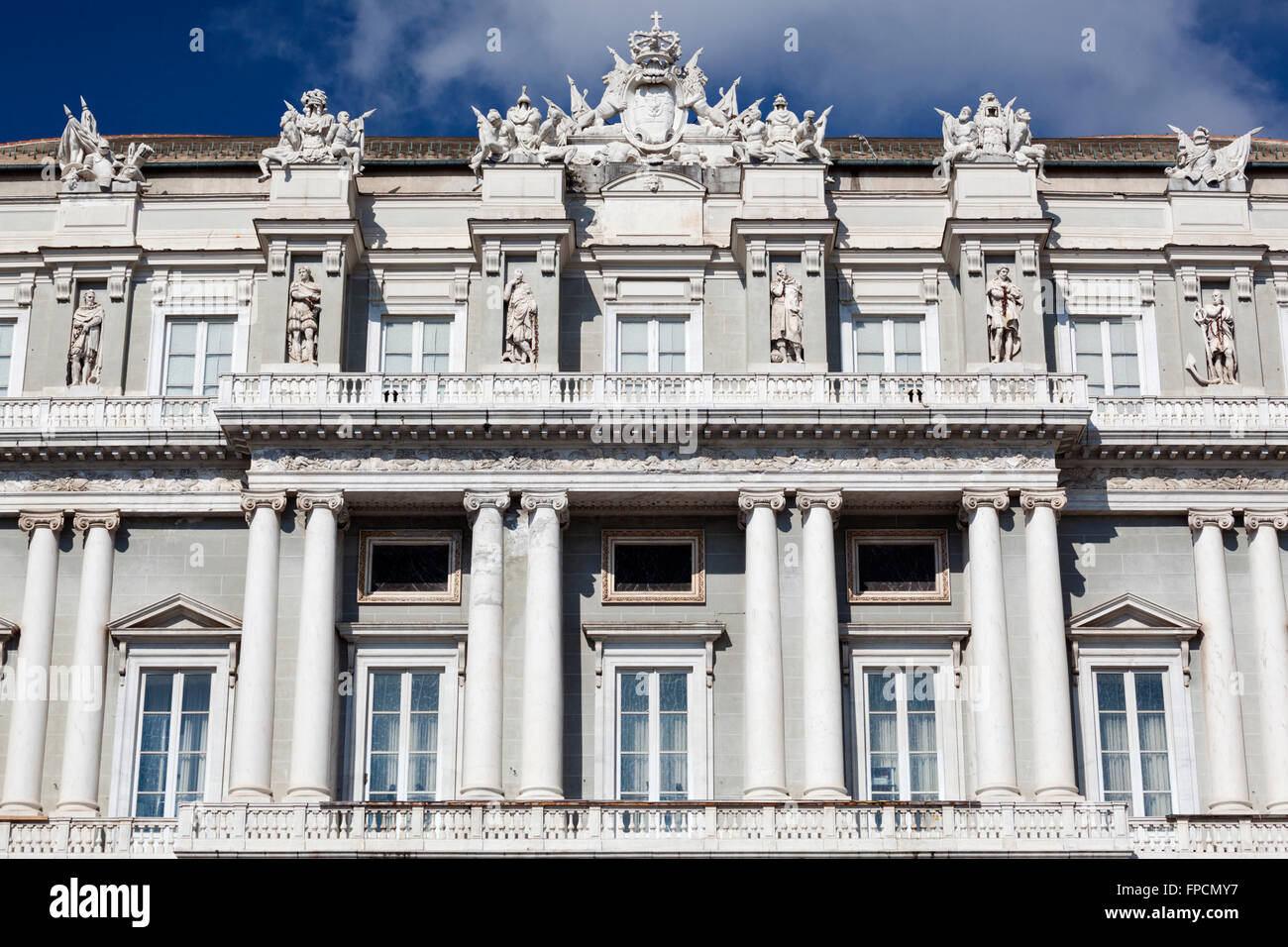Una vista esterna della parte superiore della facciata del Palazzo Ducale,a Genova. Foto Stock