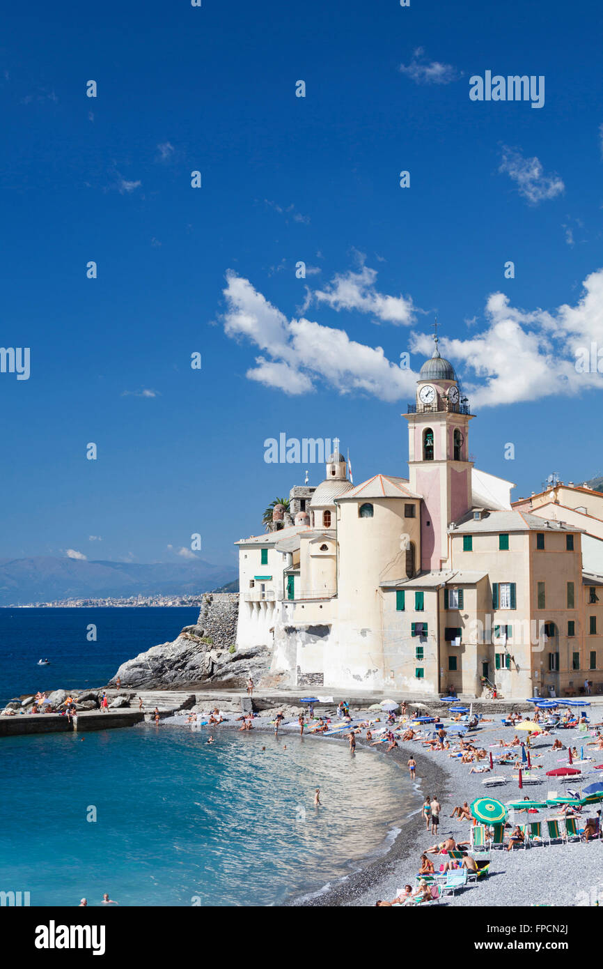 La folla di gente sulla spiaggia, accanto alla chiesa. Foto Stock