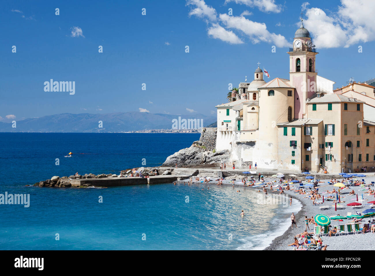La folla di gente sulla spiaggia, accanto alla chiesa. Foto Stock