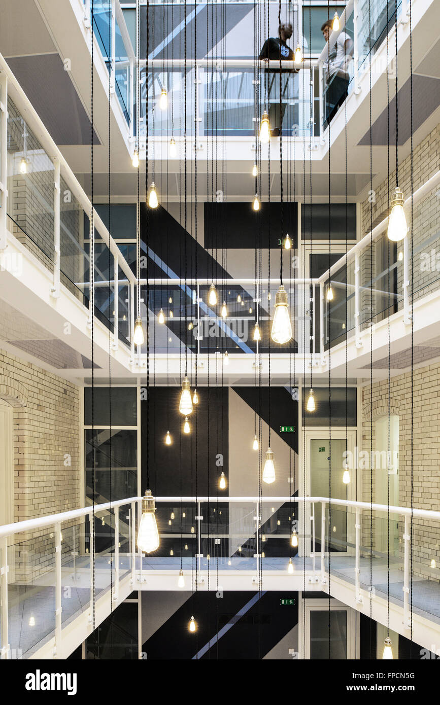 Una vista interna del Club Area di lavoro, in Chancery Lane, progettato da ribaltare. Con due persone in piedi sulla parte superiore di un balcone. Foto Stock