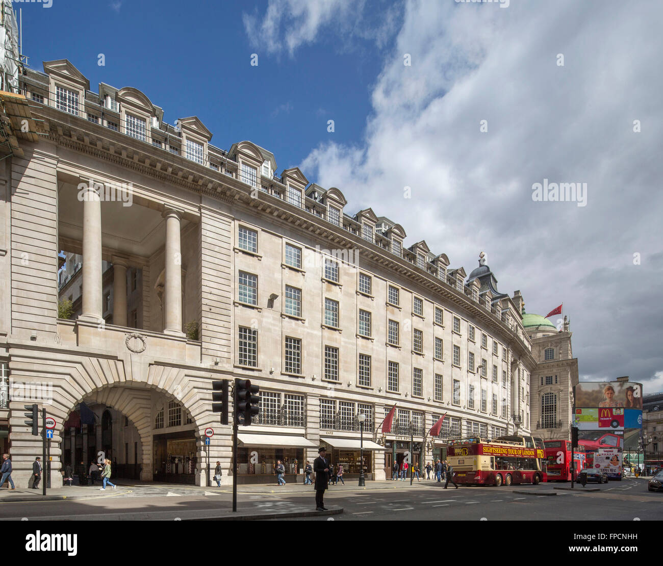 Una vista esterna di un famoso edificio a Londra, il Cafe Royal. Foto Stock