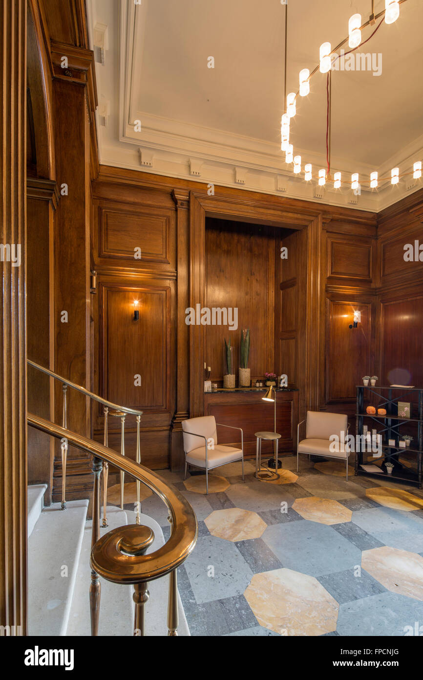 Una vista interna di un famoso edificio a Londra, chiamato il Royal Cafe, che mostra la grande decorazione di interni. Foto Stock