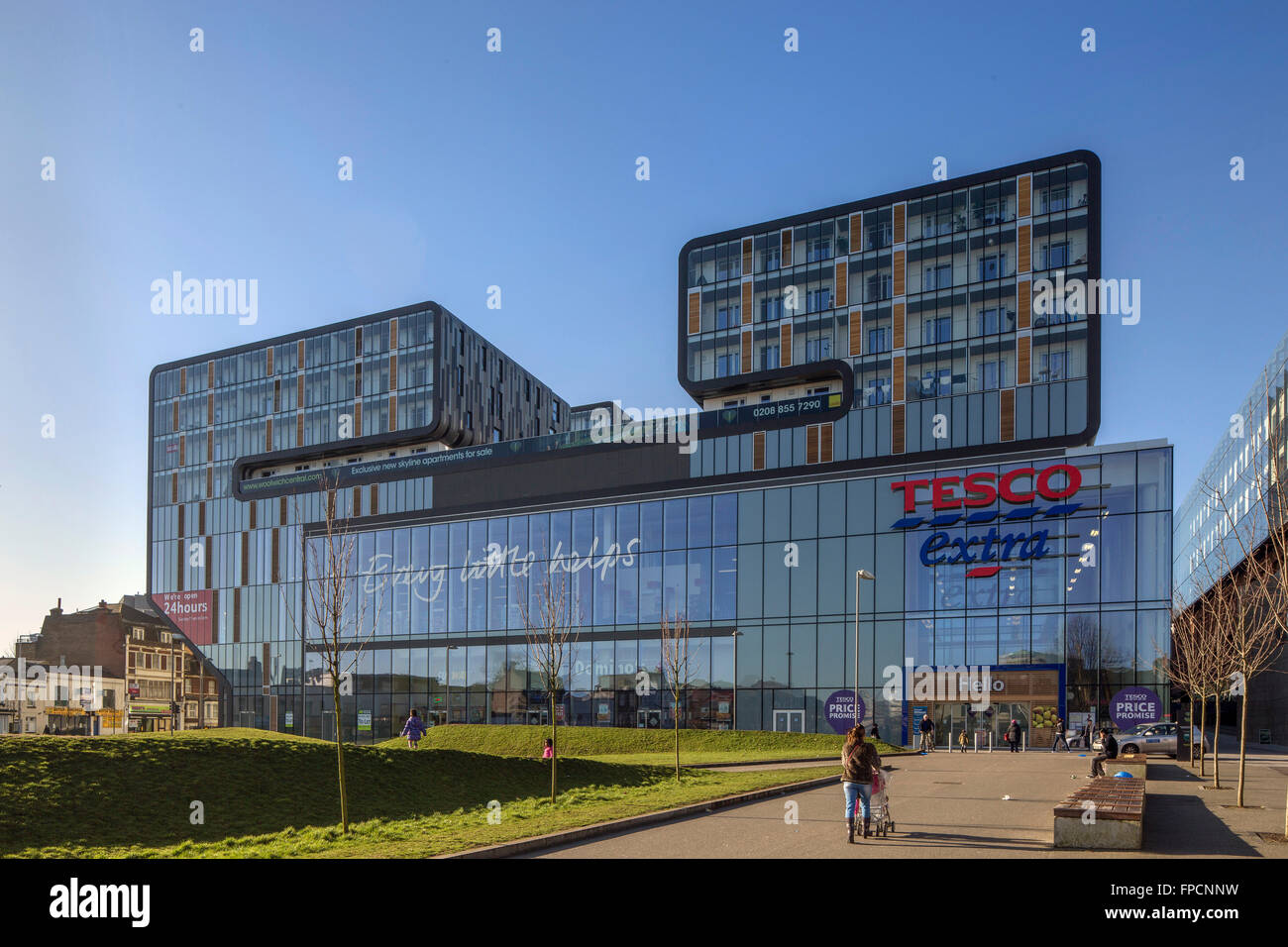 Un grande e moderno supermercato a Woolwich centrale, a Londra. Foto Stock