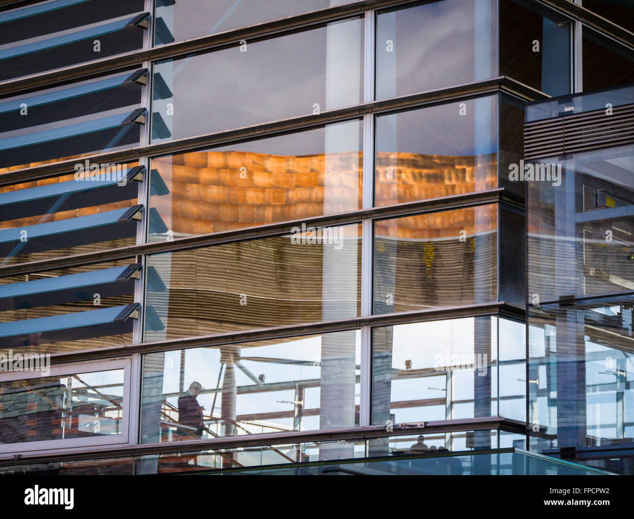 La riflessione del Wales Millennium Centre Cardiff Bay, Cardiff, South Glamorgan, Wales, Regno Unito, Europa Foto Stock