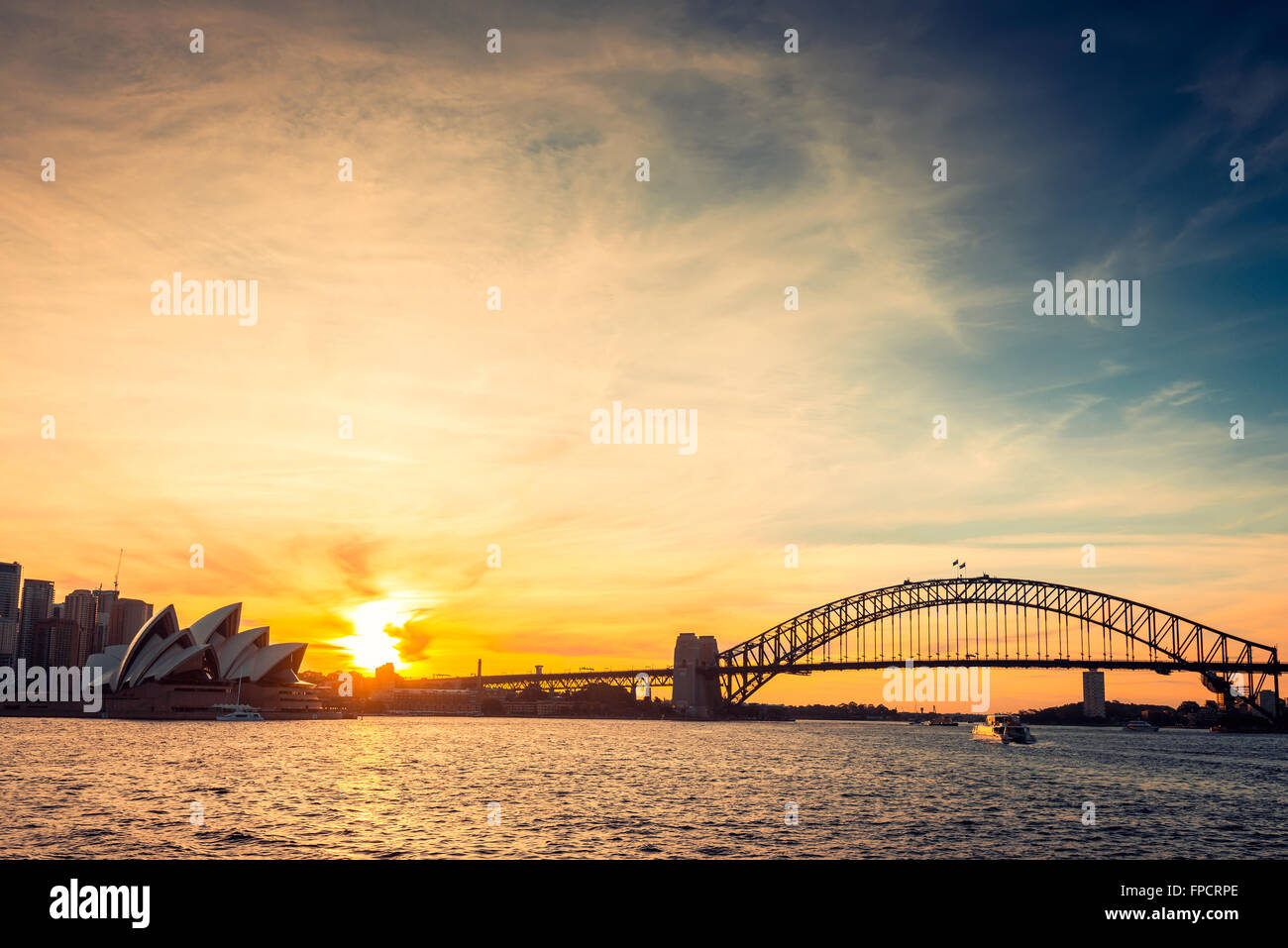 La città di Sydney silhouette al tramonto. Cross-processing e colorati applicati effetti Foto Stock