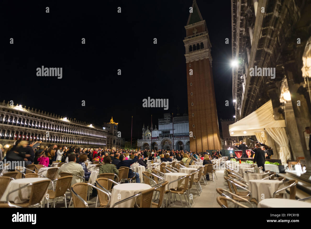 La gente ascolta una piccola orchestra in un concerto serale presso il cafe' "Caffe Florian' sulla piazza San Marco a Venezia Foto Stock