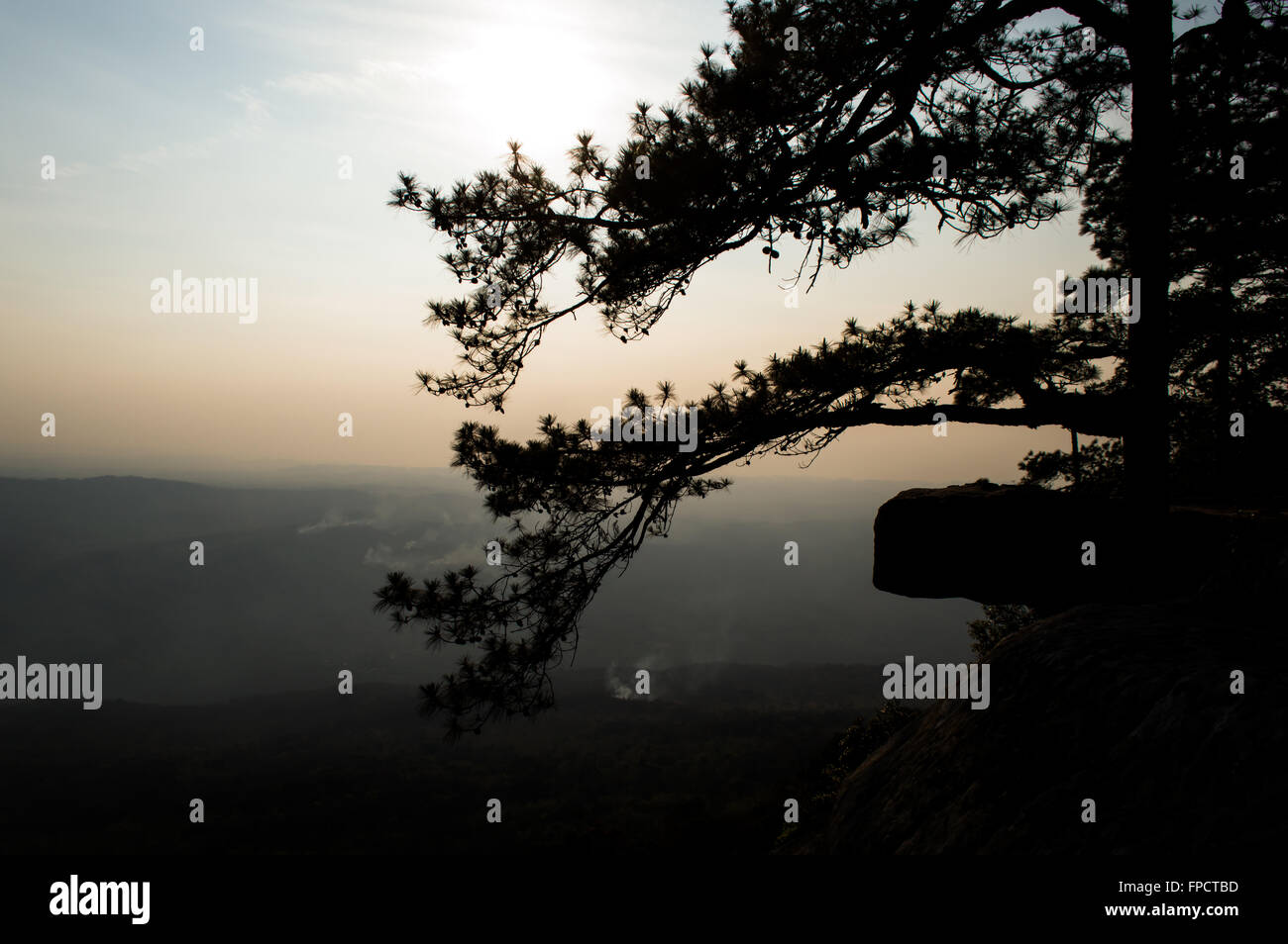 "Una volta nella vita PhuKradueng conquistare" Tramonto a Pha Lom Sak cliff a Phu Kradueng in provincia Loei, Thailandia Foto Stock