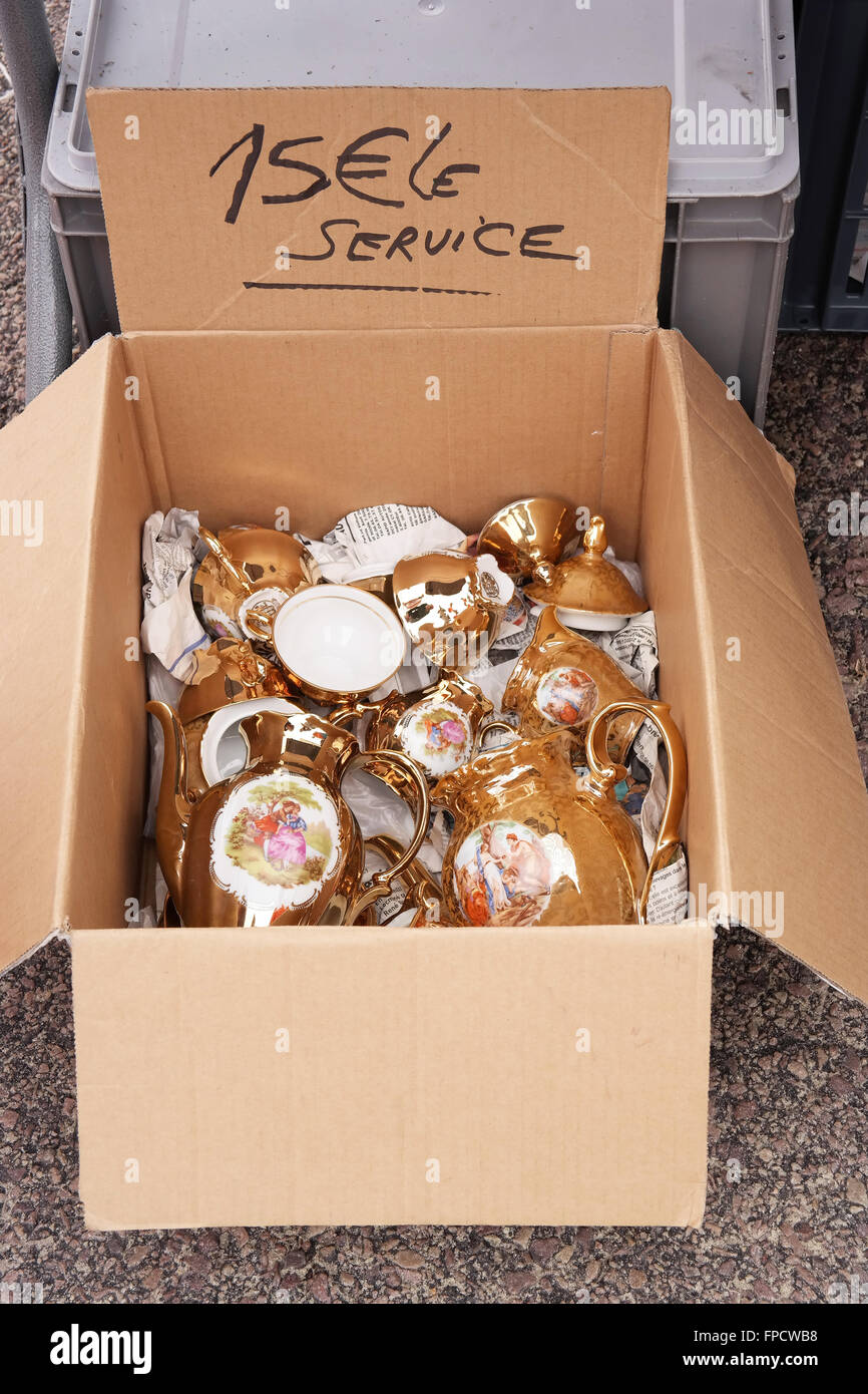 Scatola di cartone con porcellana in un mercato delle pulci in Bretagna, Francia Foto Stock