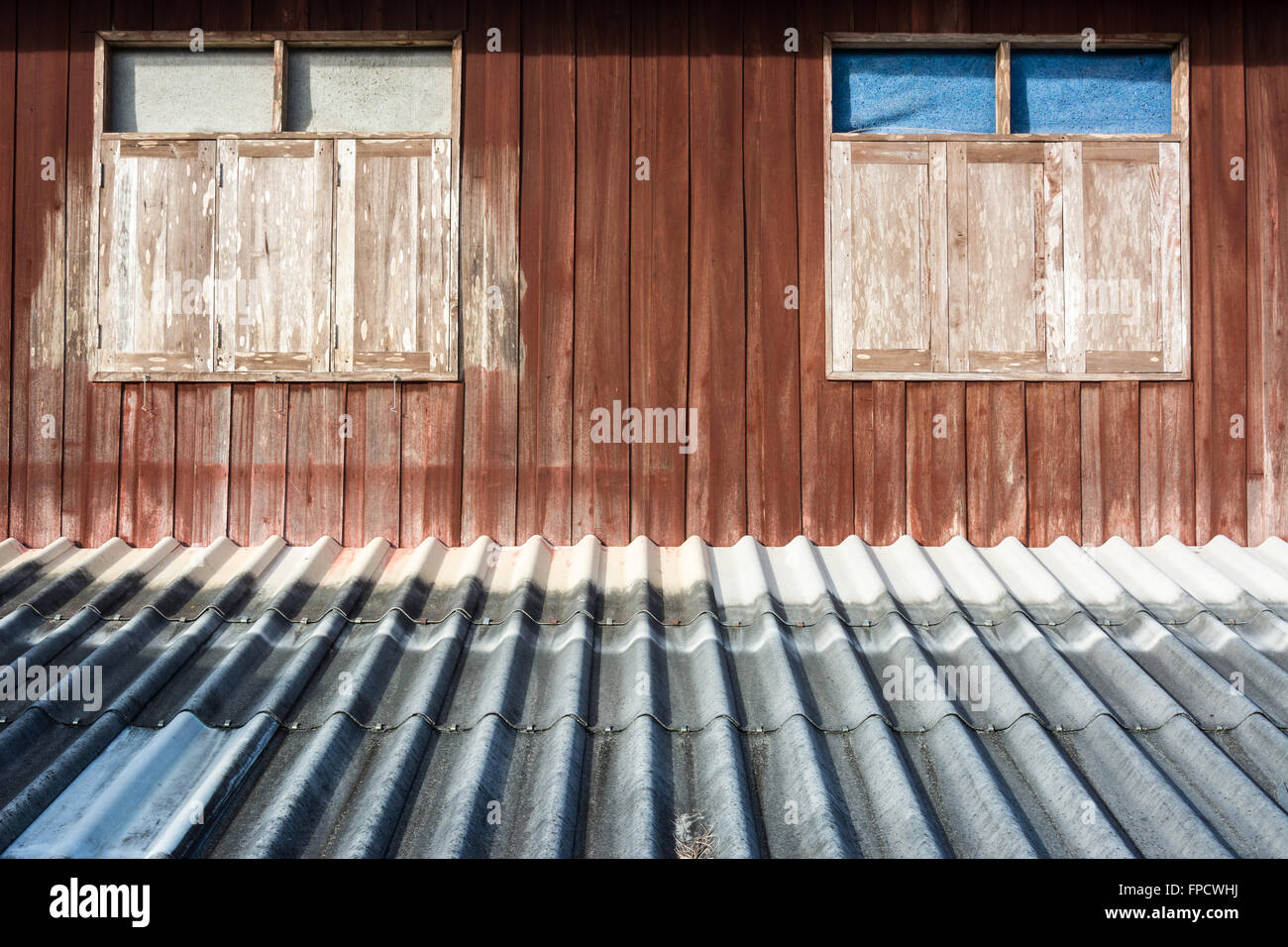 Due set di finestre di legno sulla parete di legno e il tetto. Foto Stock