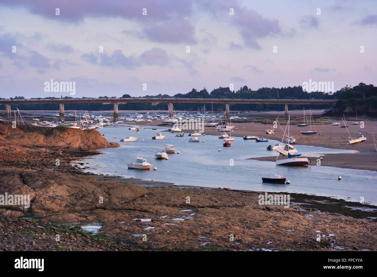 Marea di declino nell'estuario del fiume Fremur vicino Saint-Briac-sur-Mer in Bretagna, Francia Foto Stock