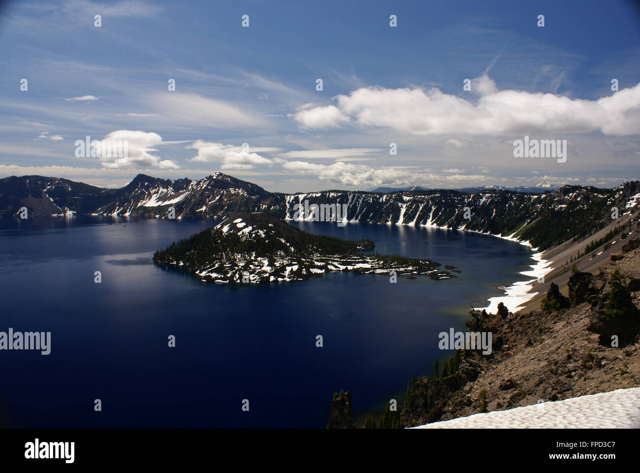 Il cratere del lago, Lago Caldera in Oregon state, formata intorno a 7700 anni fa, dal collasso vulcanico, due isole con alberi Foto Stock