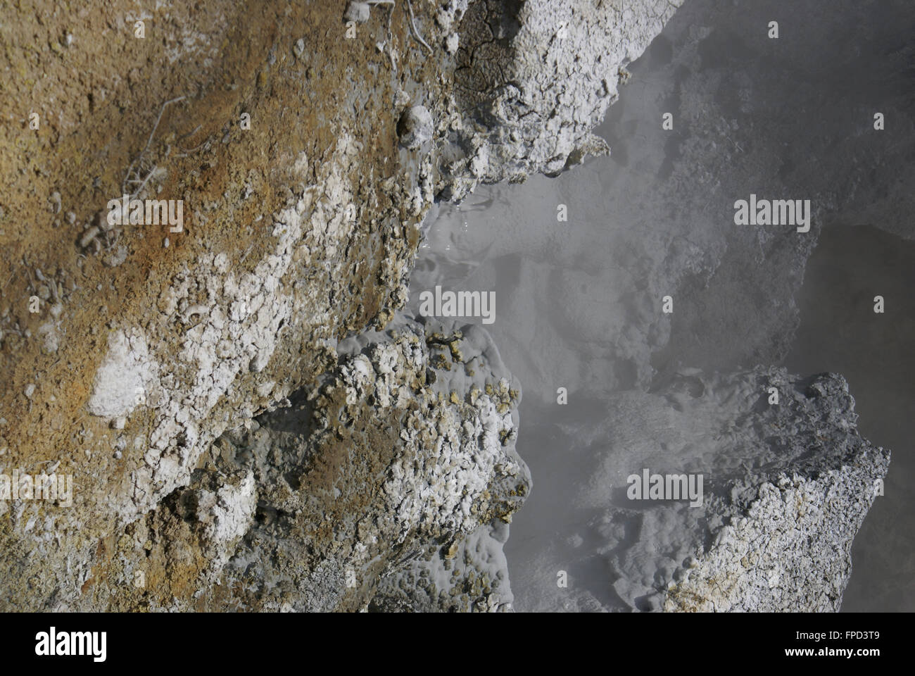 Opere di zolfo nel Parco Nazionale vulcanico di Lassen, California, Stati Uniti d'America , con fragore fumarole, fango bollente, piscine e vapore Foto Stock