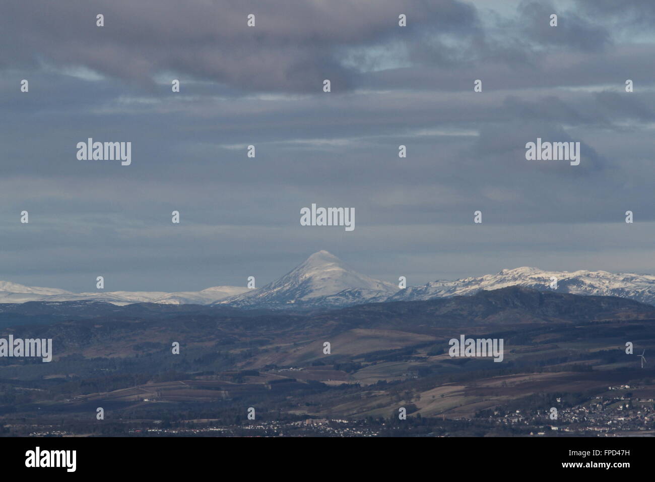 Vista in lontananza Schiehallion dalle colline Sidlaw Angus Scozia Marzo 2016 Foto Stock