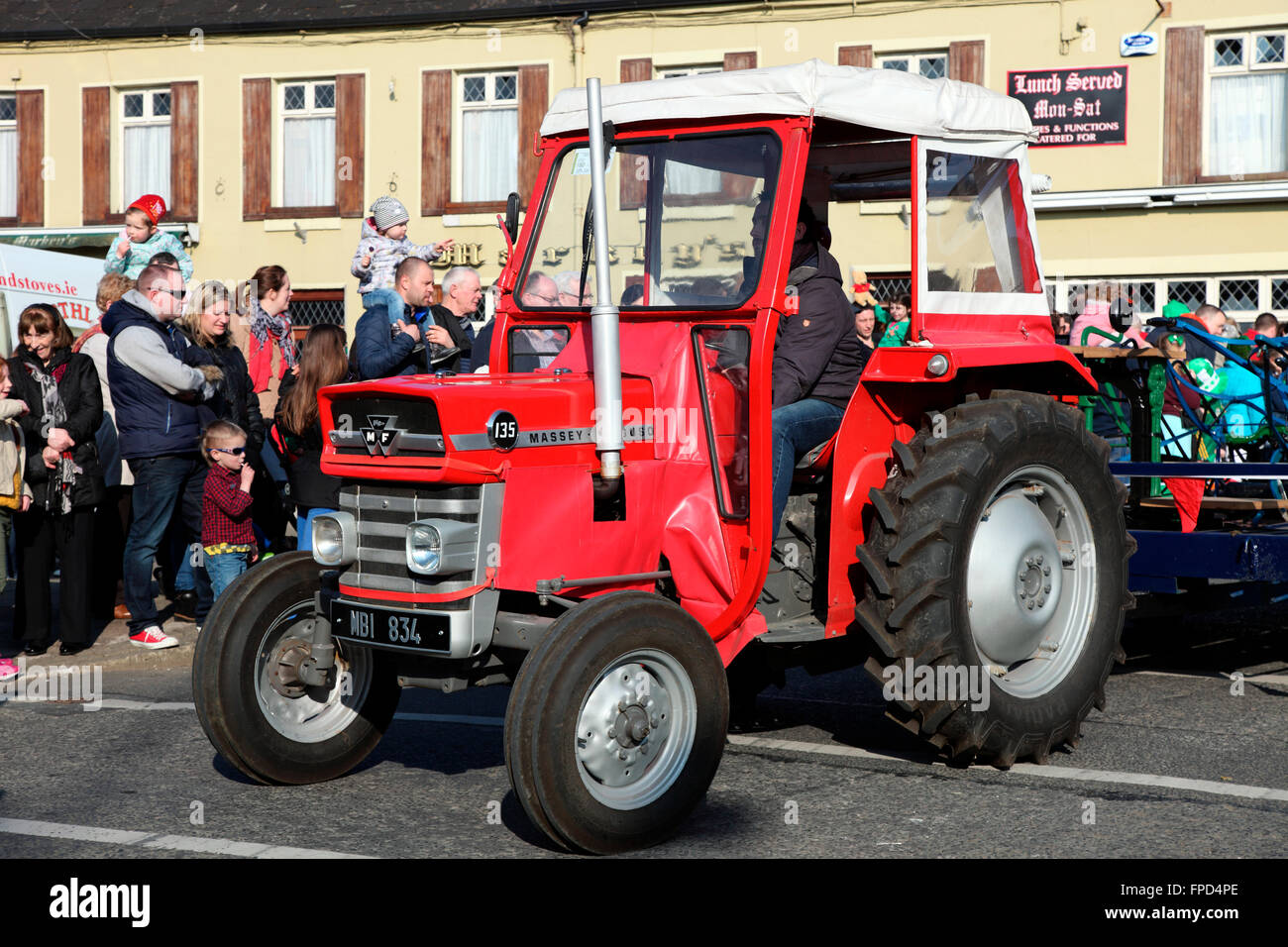 Trattore Massey Ferguson in Carrickmacross il giorno di San Patrizio Parade Foto Stock