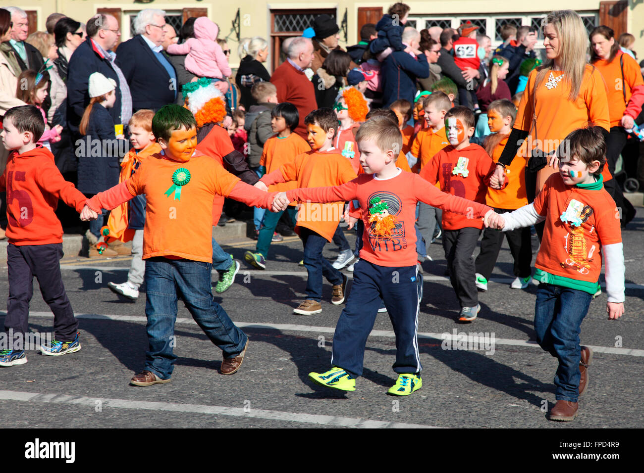 I bambini della scuola elementare in Carrickmacross il giorno di San Patrizio Parade Foto Stock