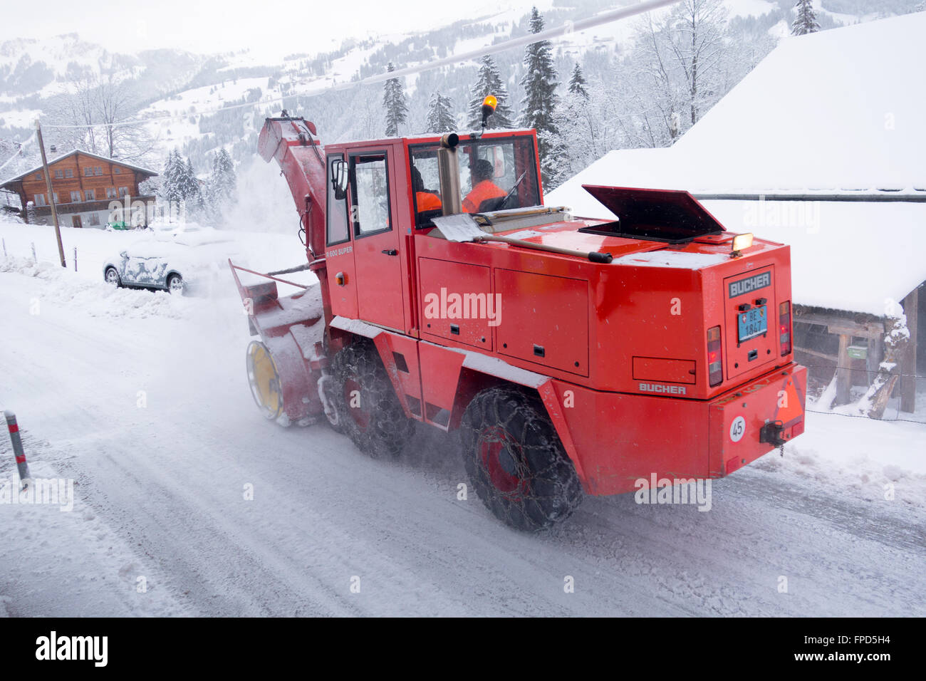 Spazzaneve; Una macchina sgombraneve in funzione su una strada a Lenk, Svizzera, Europa Foto Stock