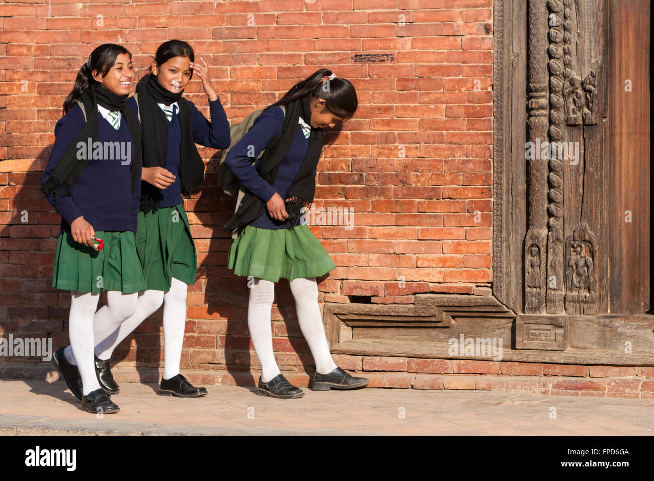 Il Nepal, Patan. Tre ragazze nepalese a casa a piedi dopo la scuola. Foto Stock