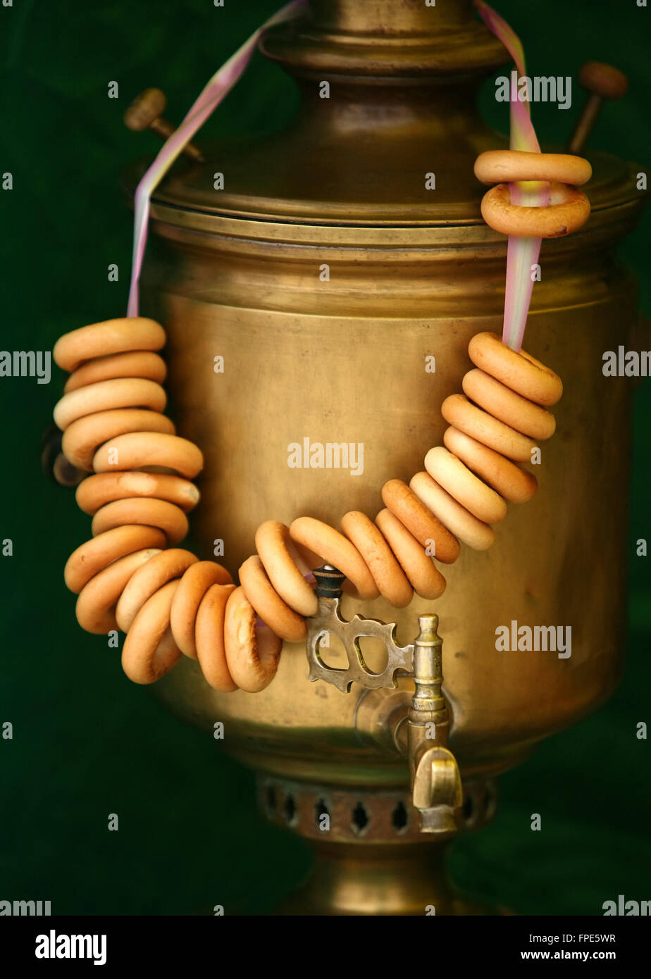 Salatini su un cavo e un vecchio samovar Foto Stock