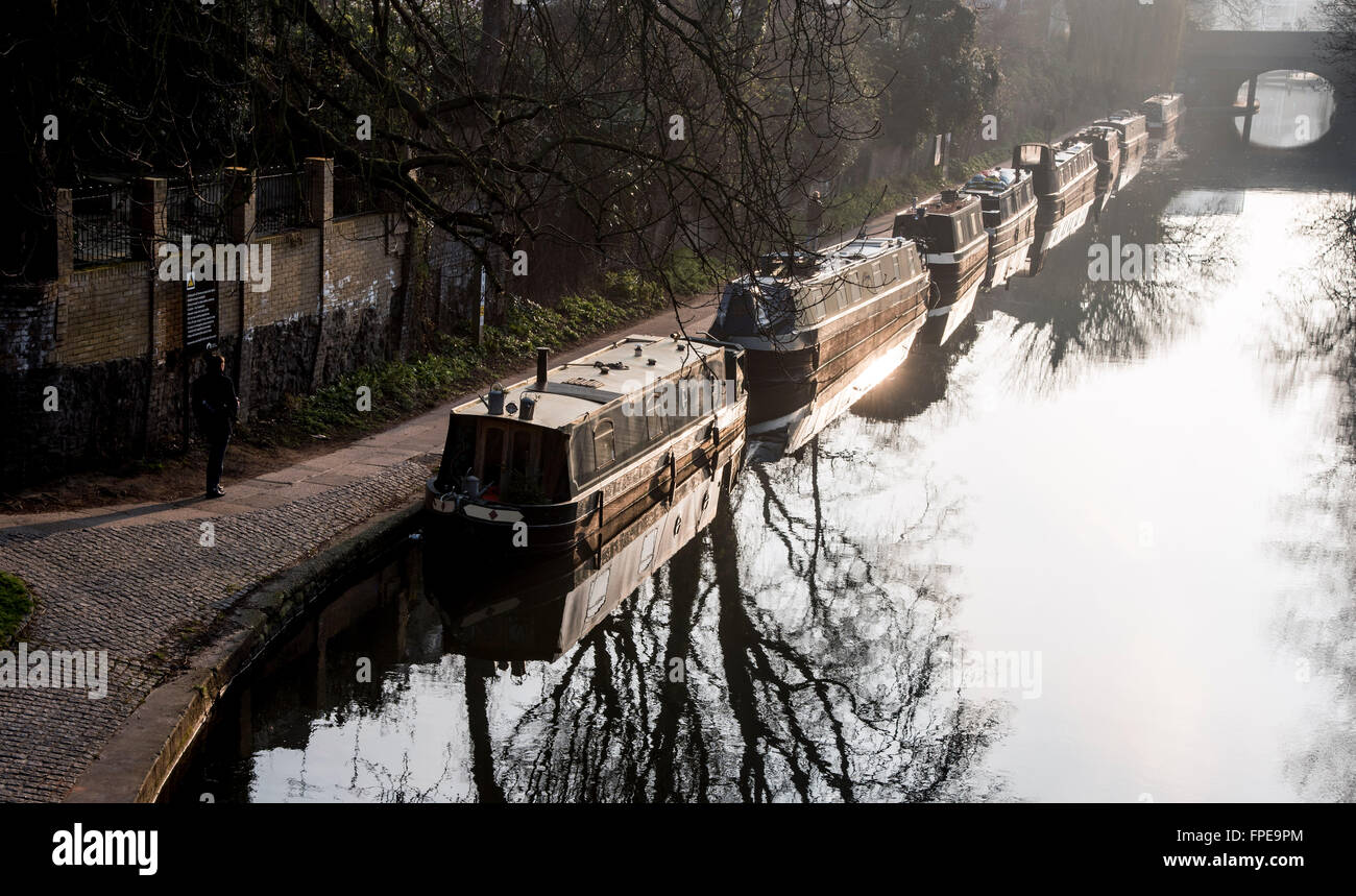 Regent's Canal strette barche di mattina presto Islington Foto Stock