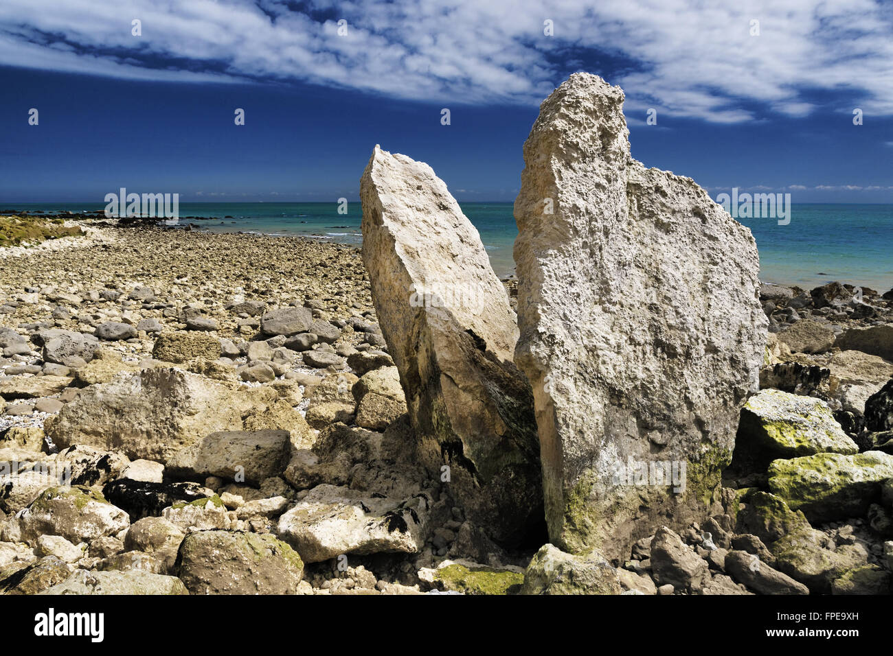 Civiltà Megalitica sulla costa di dover UK, free standing rocce che punta verso l'alto le nuvole sotto le scogliere a samphire hoe Foto Stock