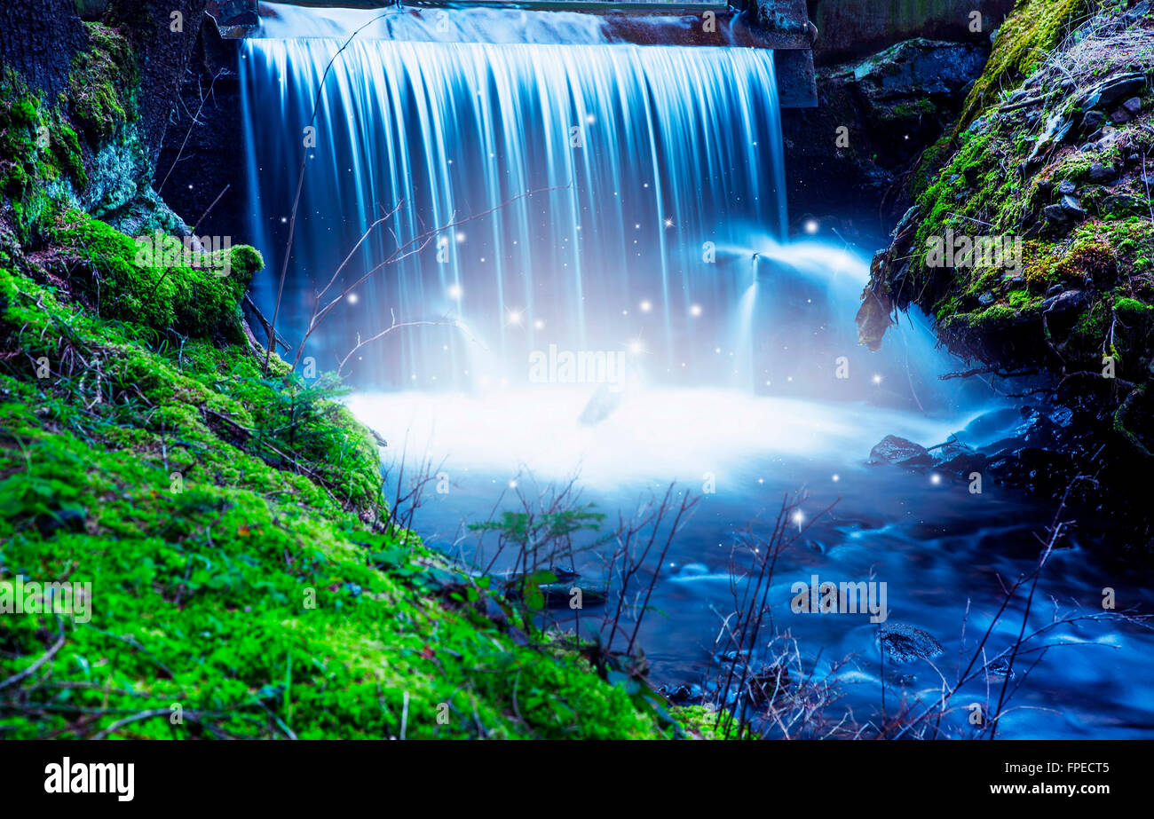 Magico scenario del fiume con cascata e luci, Cascata delle fiabe nel bosco Foto Stock