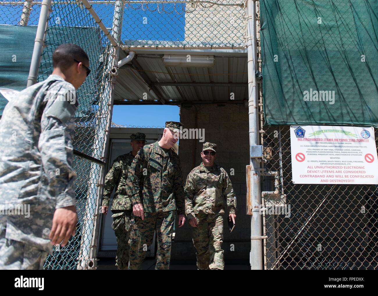 U.S Joint Chiefs Presidente Generale Joseph Dunford, sinistra, tours la baia di Guantanamo il campo di detenzione Marzo 9, 2016 nella Baia di Guantánamo, a Cuba. Foto Stock