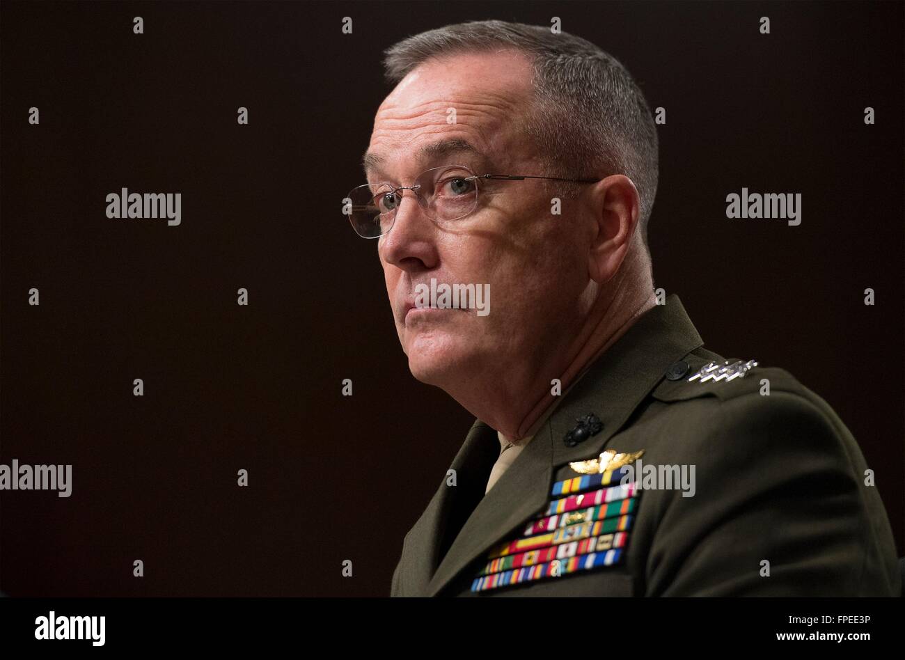 U.S Joint Chiefs Presidente Generale Joseph Dunford testimonia prima che il Comitato delle Forze Armate del Senato nel dipartimento del bilancio della difesa sulla Capitol Hill Marzo 17, 2016 a Washington, DC. Dunford e Segretario Ash Carter testimoniato sulla difesa delle richieste di autorizzazione per l'anno fiscale 2017. Foto Stock