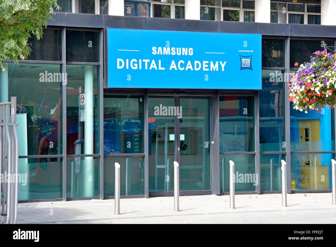 East Ham Newham segno sopra l'ingresso per Samsung Digital Academy di educare i giovani in partenariato con il Newham college East London Inghilterra England Regno Unito Foto Stock
