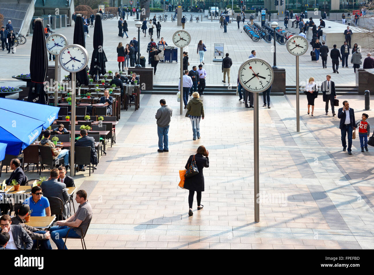 Cinque dei sei orologi pubblici installazione da Konstantin Grcic su Reuters Plaza a Canary Wharf London Docklands Tower Hamlets UK ognuno con il suo proprio numero Foto Stock