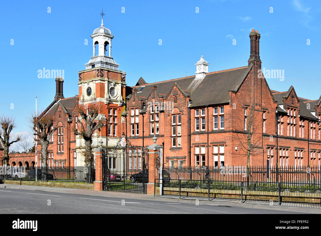 Cancelli & anteriore della scuola di Brentwood principale edificio in mattoni privato giorno indipendenti & boarding school istruzione con la torre dell orologio in Brentwood, Essex Inghilterra Foto Stock