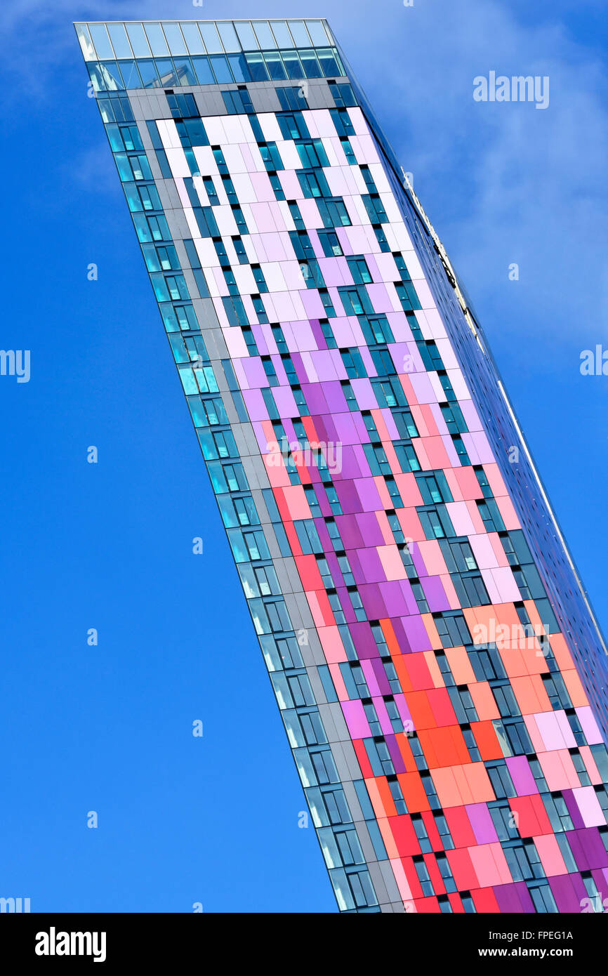 Colorata dei pannelli di rivestimento ad alto edificio di appartamenti Appartamenti da Berkeley Homes landmark blocco grattacielo Croydon South London Inghilterra England Regno Unito contro un cielo blu Foto Stock