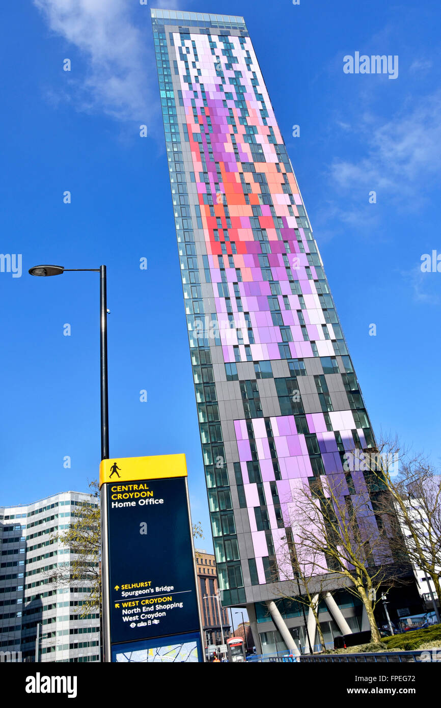 Colorata dei pannelli di rivestimento ad alto edificio di appartamenti Appartamenti da Berkeley Homes landmark blocco grattacielo Croydon South London Inghilterra England Regno Unito contro un cielo blu Foto Stock