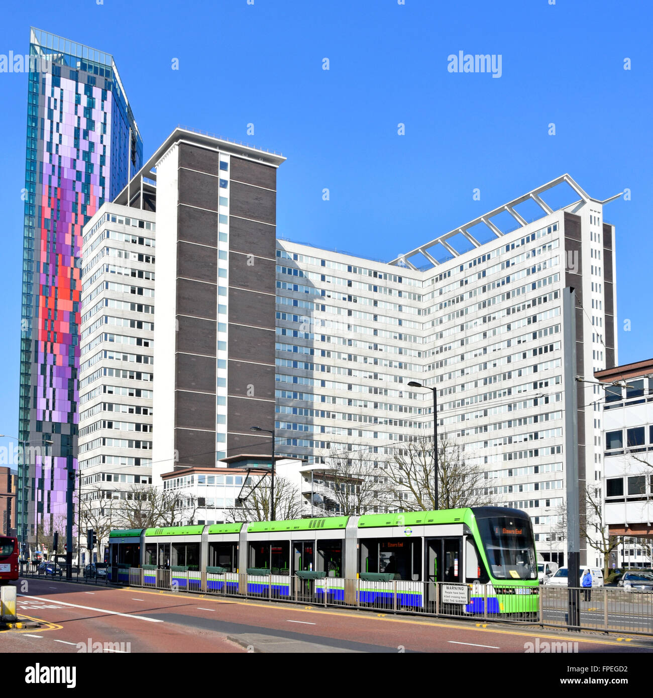 Croydon tram passando Lunar House Home Office, Regno Unito visti & servizi di immigrazione la costruzione di nuovo lo Zafferano Piazza Torre appartamento al di là di South London REGNO UNITO Foto Stock