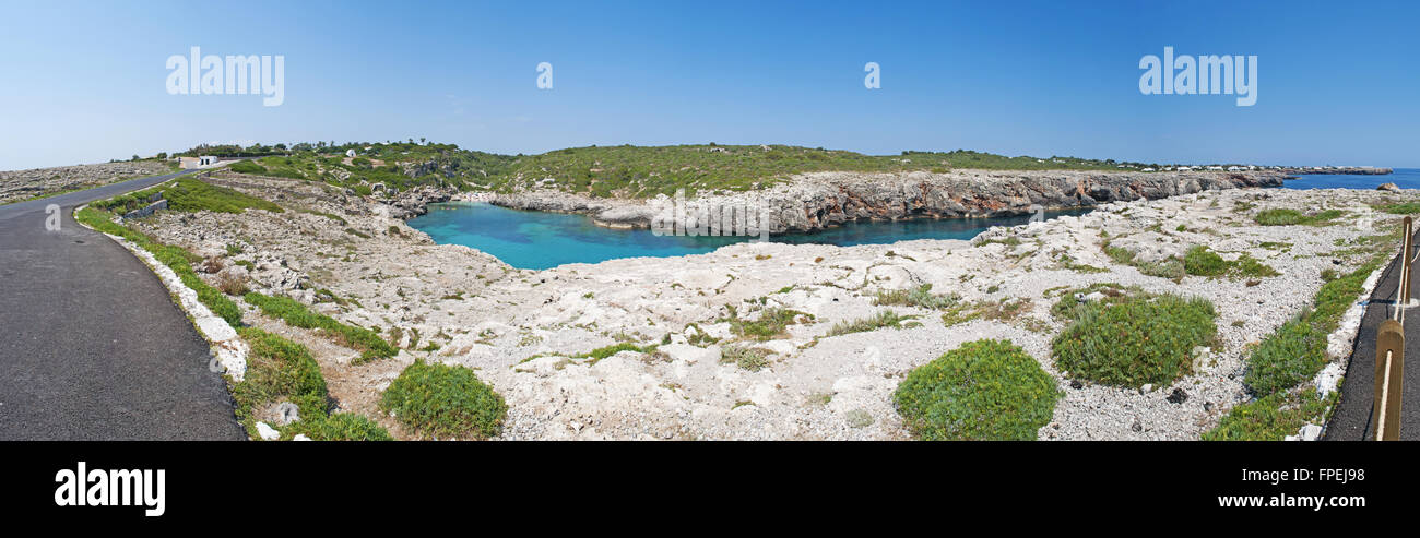 Minorca isole Baleari, Spagna, Europa: la rupe e la strada di Cap d'En Font, una grotta e una spiaggia nascosta nel sud-est dell'isola Foto Stock