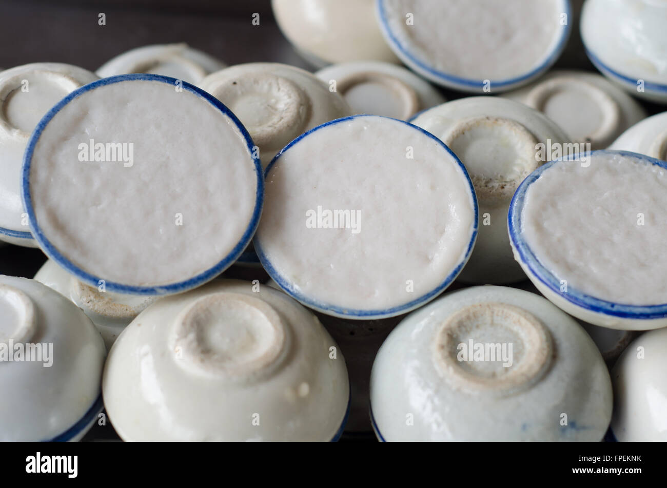 Latte di cocco crema pasticcera in piccola tazza di porcellana Foto Stock