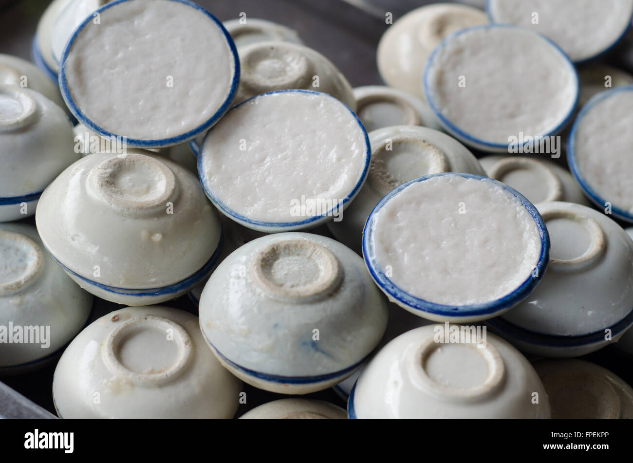 Latte di cocco crema pasticcera in piccola tazza di porcellana Foto Stock