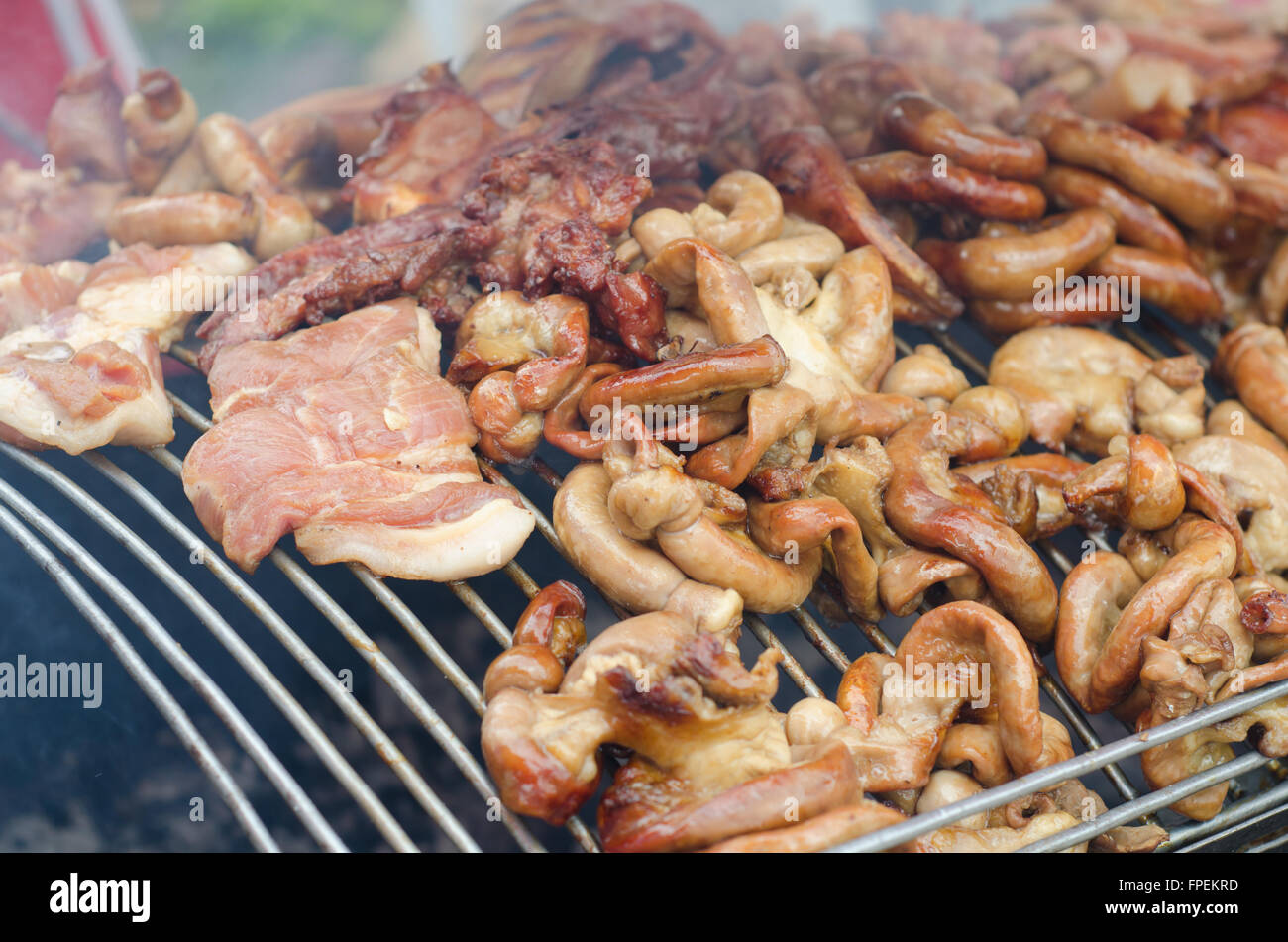 Grigliata di interiora di maiale nel mercato locale, Thailandia Foto Stock