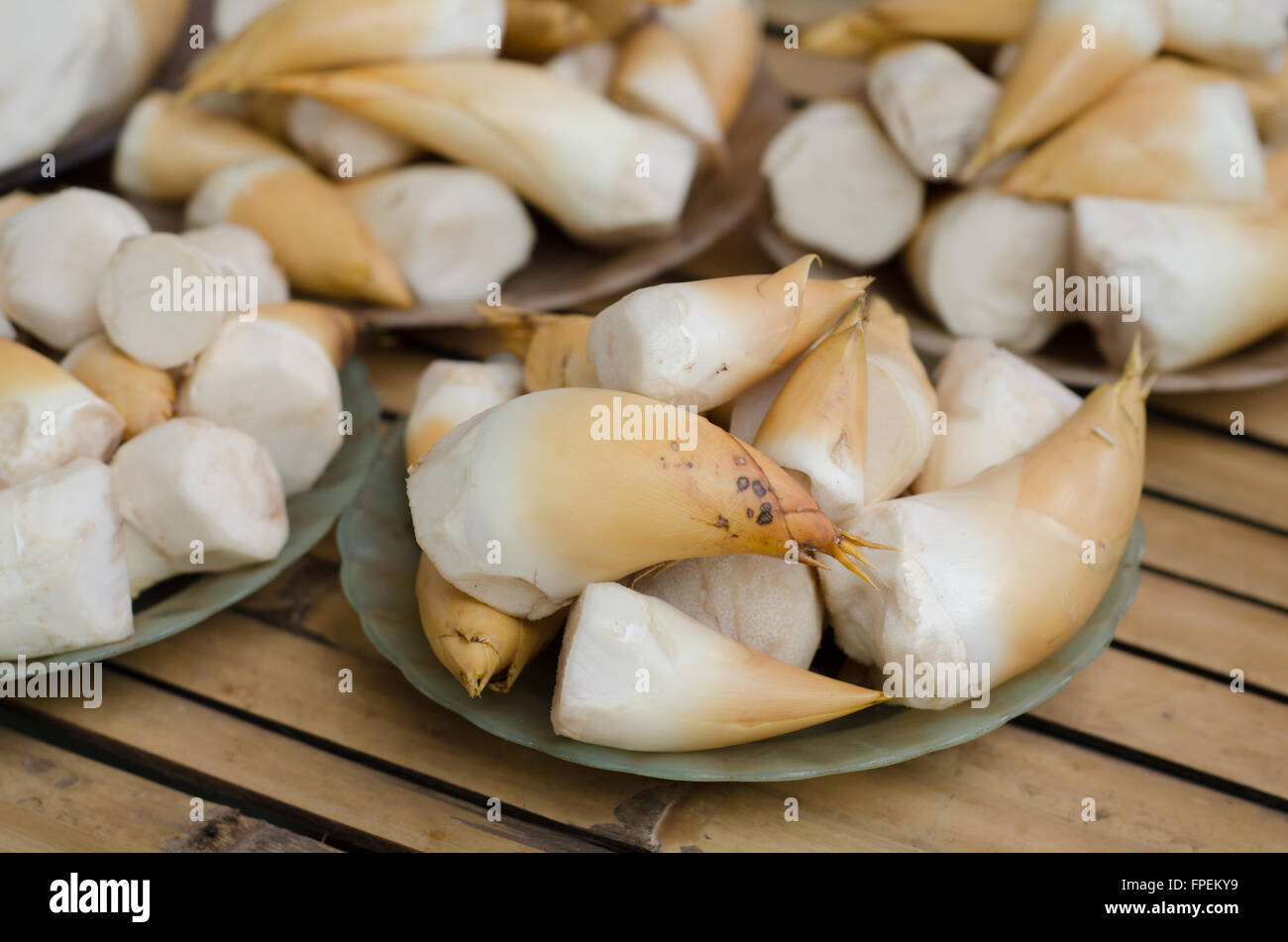 Germogli di bambù sono venduti nel mercato locale, Thailandia Foto Stock