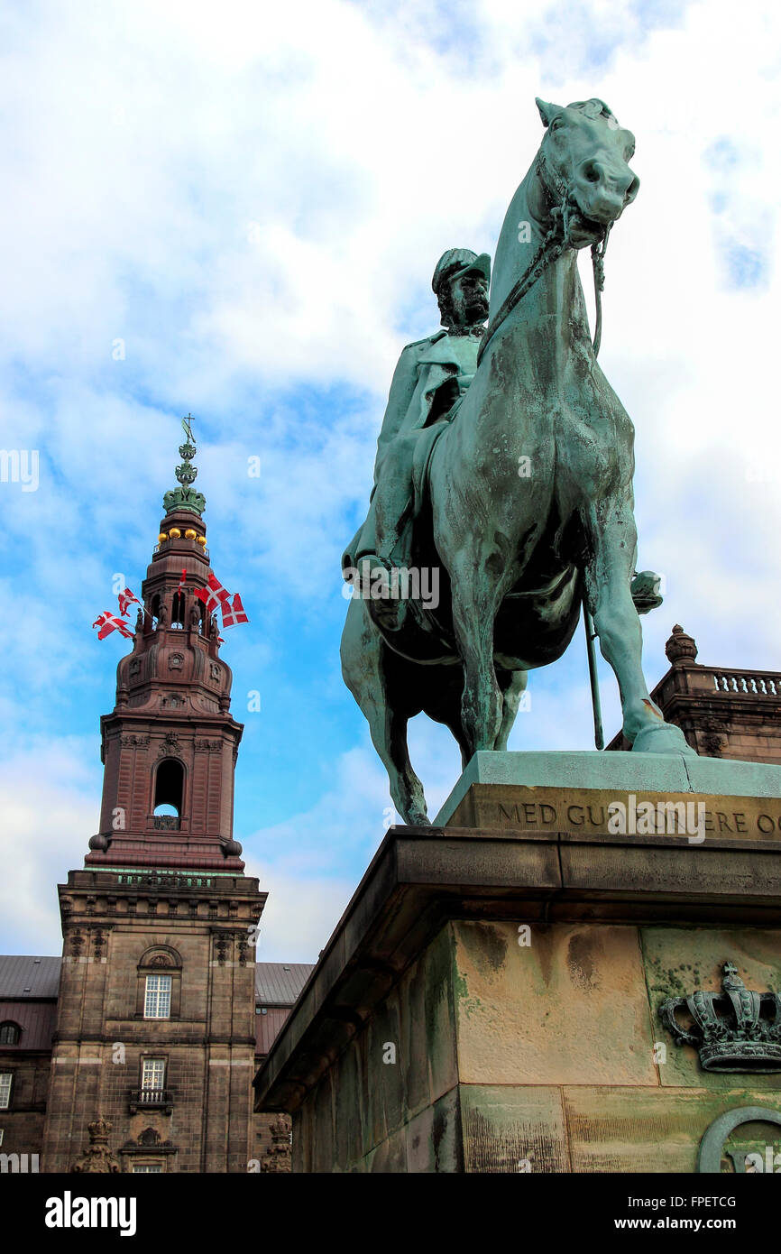 Statua equestre di Christian IX, Palazzo Christiansborg, Copenhagen, Danimarca Foto Stock
