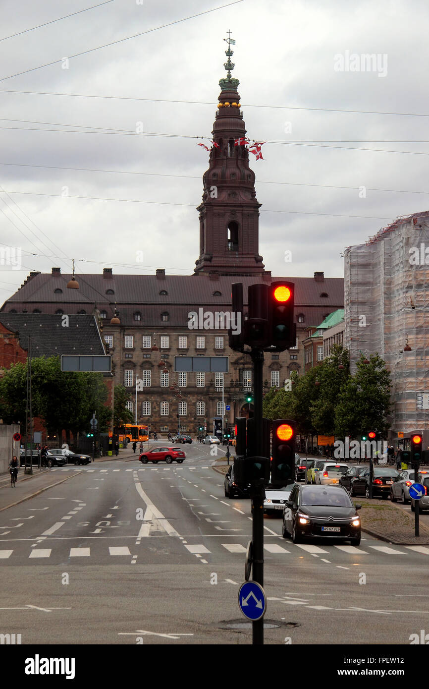 Palazzo Christiansborg, presa lungo Holmens Kanal, Copenhagen, Danimarca Foto Stock